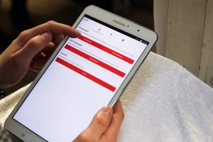 Die HBKapp in Benutzung. Ein Student der HBKsaar bedient die HBK App.